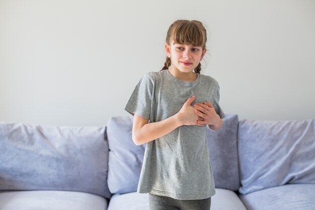 Malade fille ressent de la douleur