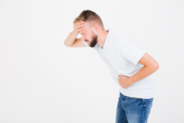 Malade jeune homme ayant mal à la tête