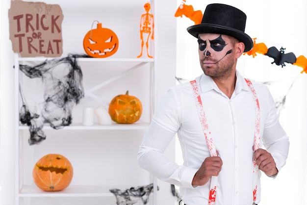 Photo gratuite mâle adulte avec chapeau posant pour halloween