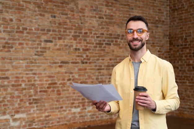 Mâle adulte corporatif posant au bureau