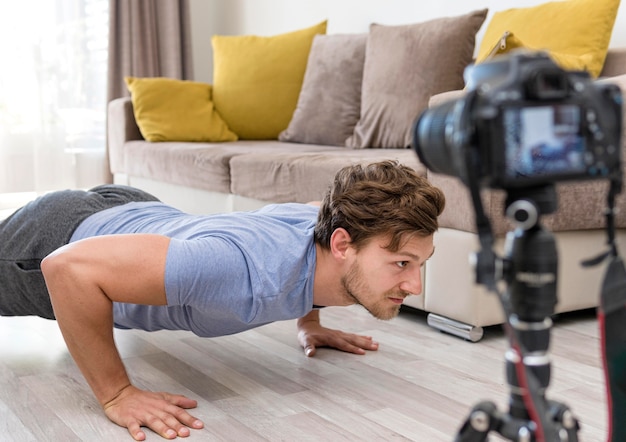 Photo gratuite mâle adulte, enregistrement de l'entraînement physique