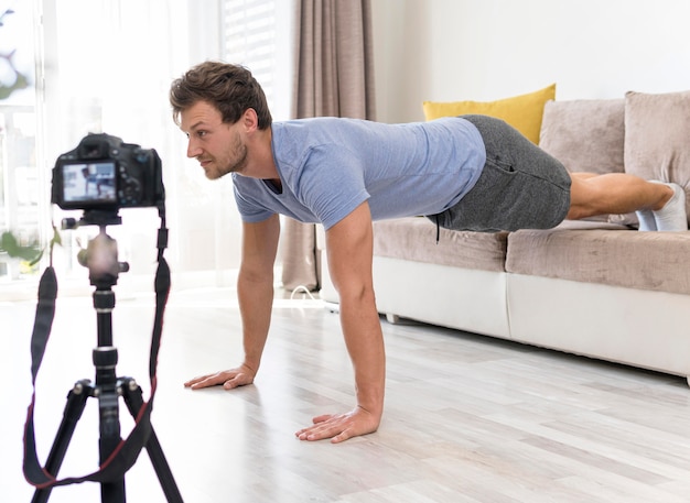 Photo gratuite mâle adulte, enregistrement de l'entraînement physique