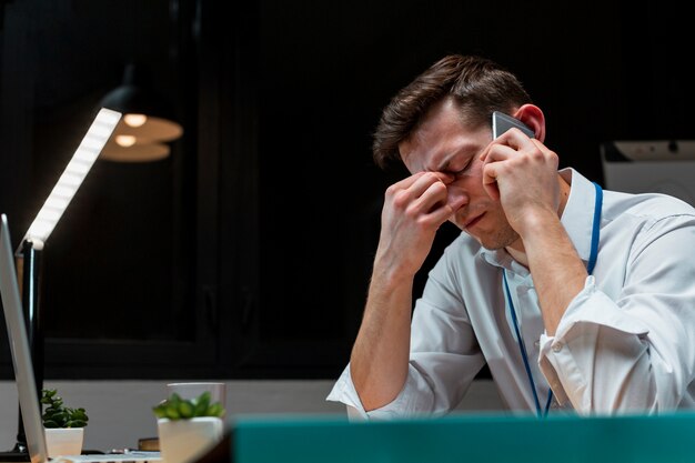 Mâle adulte fatigué après avoir travaillé la nuit