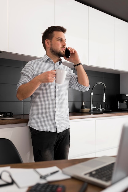 Mâle adulte occasionnel parlant au téléphone