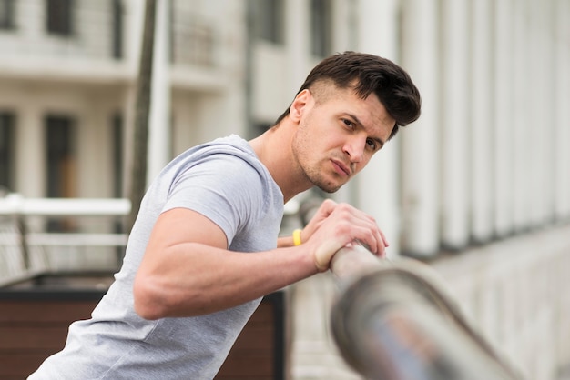 Mâle adulte s'échauffant avant l'entraînement