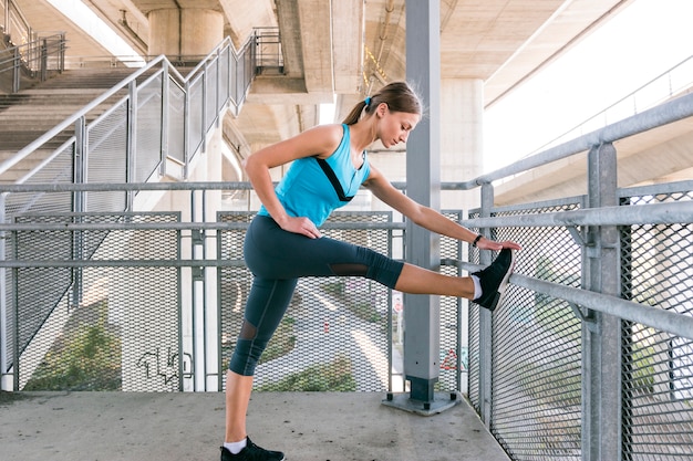 Mâle coureur faisant des exercices d&#39;étirement se préparant pour l&#39;entraînement du matin