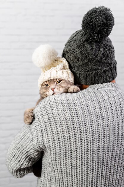 Mâle, dos, tenue, chat, bonnet fourrure