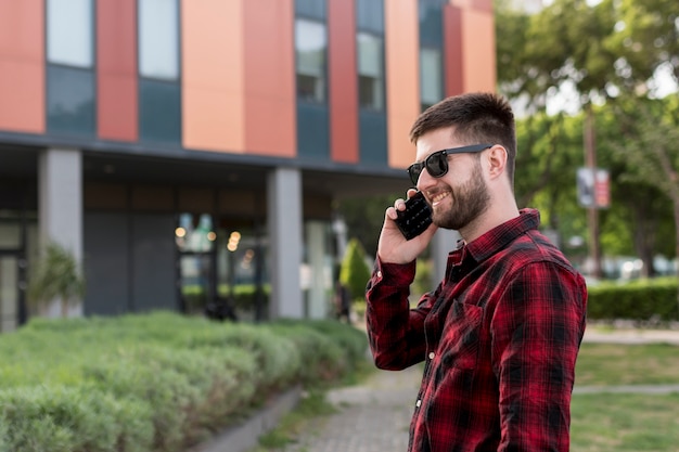 Mâle, Lunettes Soleil, Parler, Sur, Smartphone