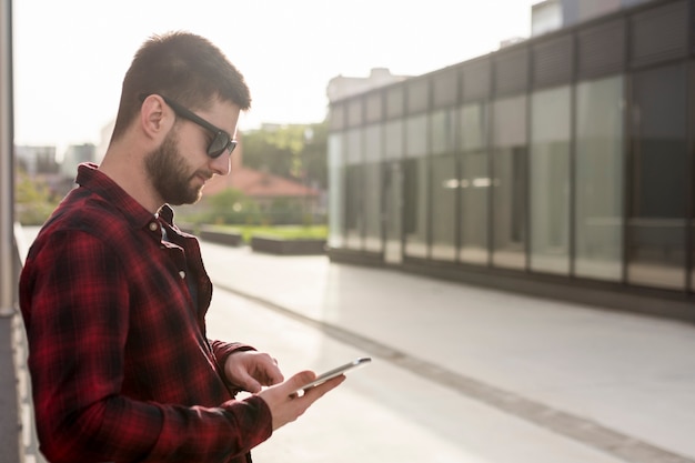 Mâle, lunettes soleil, utilisation, smartphone