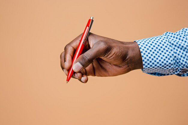 Mâle main tenant un crayon, isolé