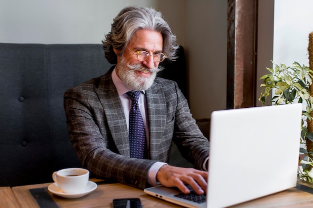 Photo gratuite mâle mature élégant travaillant au bureau