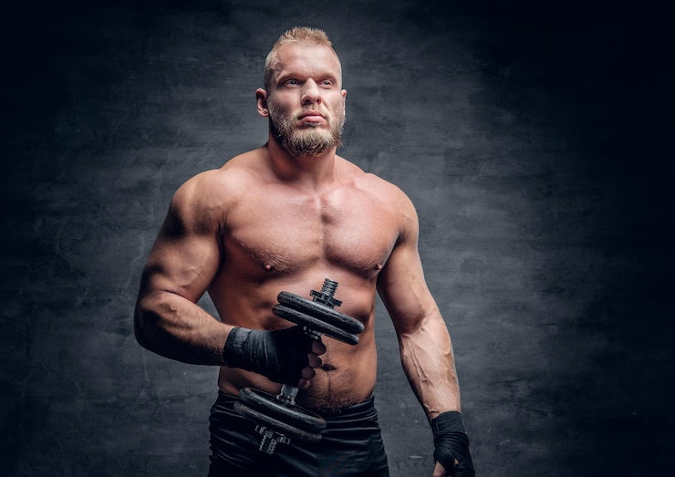 Photo gratuit le mâle musclé barbu brutal tient une haltère sur fond de vignette grise.