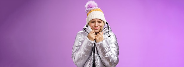 Photo gratuite malheureuse, pleurant, gémissant, jolie blonde, sa veste serrée, son corps serré, ses yeux fermés, elle pleure, froide comme la glace.