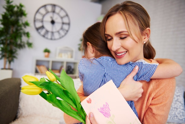 Photo gratuite maman affectueuse et sa fille embrassant à la maison