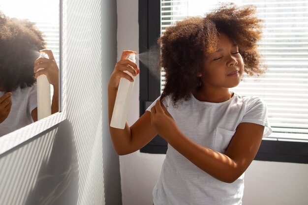 Maman aidant son enfant à coiffer les cheveux afro