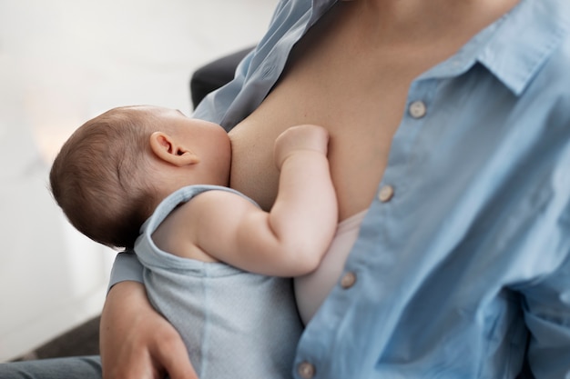 Maman allaite doucement son enfant