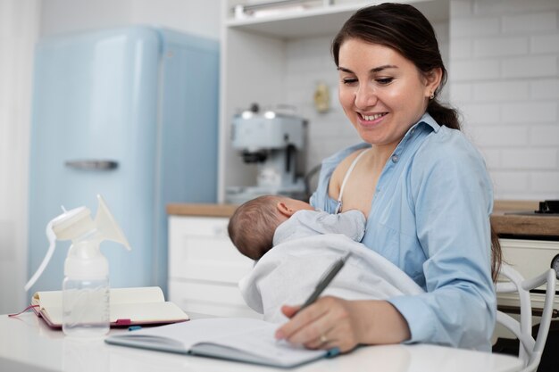 Maman allaite doucement son enfant