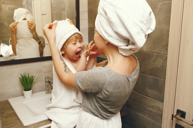 Maman apprend à son petit fils à se brosser les dents