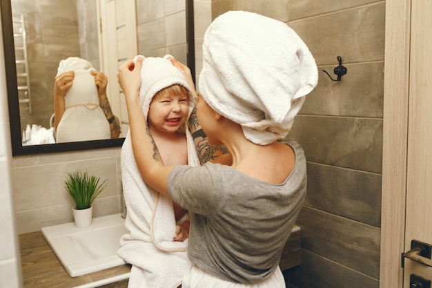 Maman apprend à son petit fils à se brosser les dents