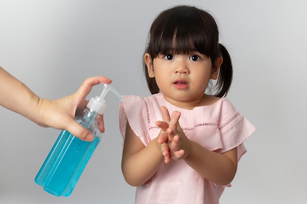 Maman Asiatique Utilisant Un Gel Antiseptique A L Alcool Pour Nettoyer Les Mains De Bebe Desinfection A Coronavirus Photo Premium