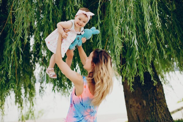 Maman au repos avec sa fille