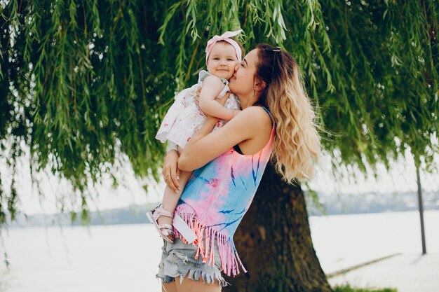 Maman au repos avec sa fille