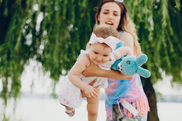 Maman au repos avec sa fille