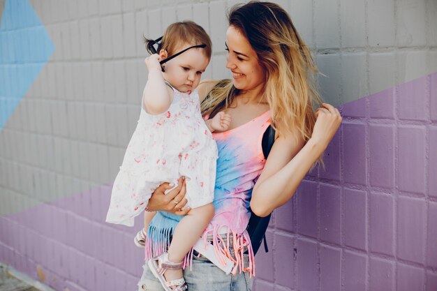 Maman au repos avec sa fille