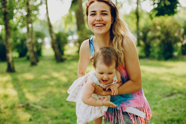 Maman au repos avec sa fille