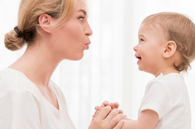 Photo gratuite maman et bébé s'amusent