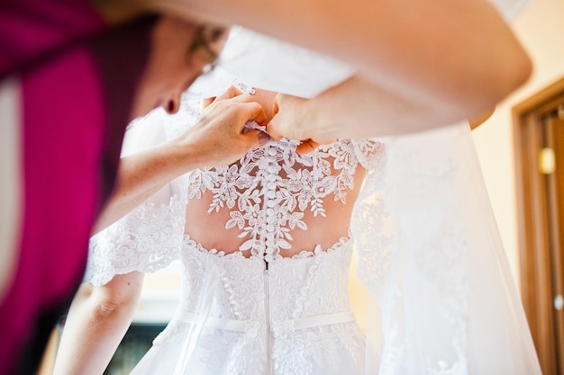 Maman boutons boutons de la robe de mariée