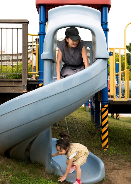 Maman célibataire jouant avec sa fille dans un parc