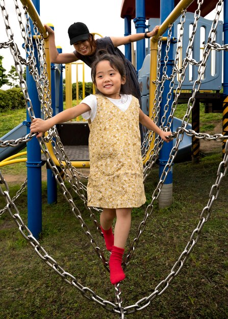 Photo gratuite maman célibataire jouant avec sa fille dans un parc