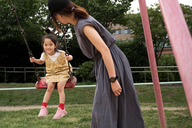 Maman célibataire jouant avec sa fille