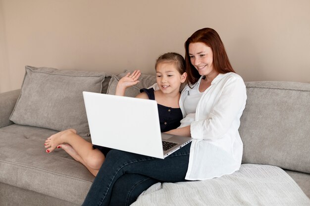 Maman fait un appel vidéo familial avec sa fille