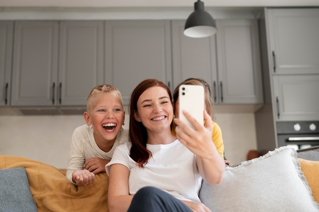 Maman fait un appel vidéo familial avec ses enfants