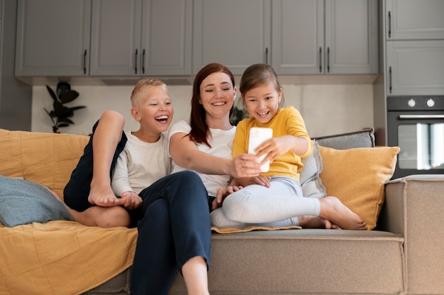 Maman fait un appel vidéo familial avec ses enfants