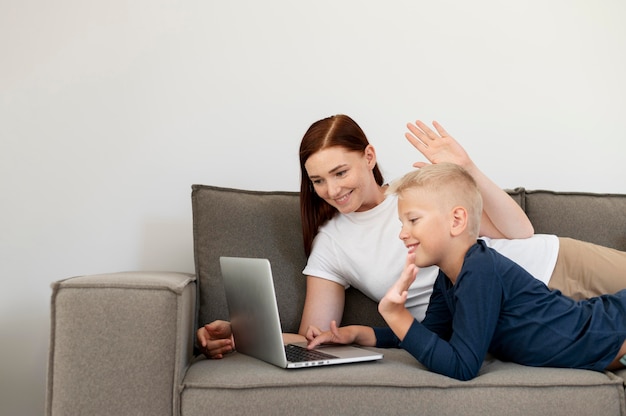 Photo gratuite maman fait un appel vidéo en famille avec son fils