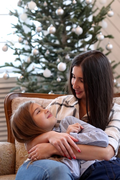 Maman et fille sur le canapé