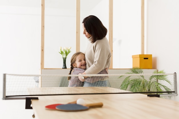 Maman et fille étreignant à l'intérieur