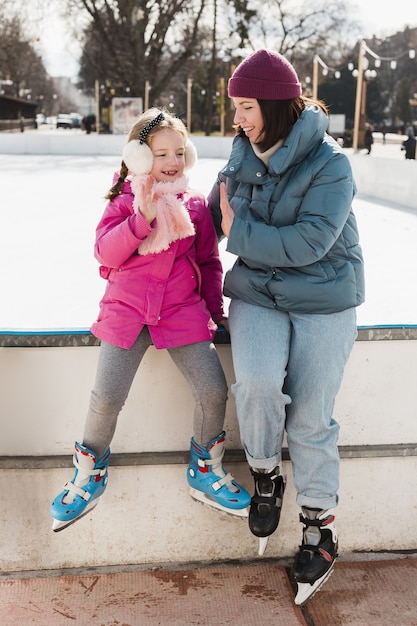 Maman Et Fille Faisant Cinq Haut