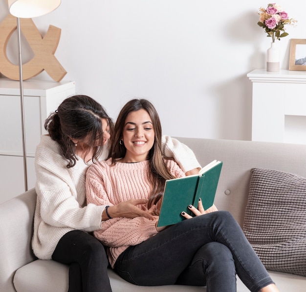 Photo gratuite maman et fille lisant