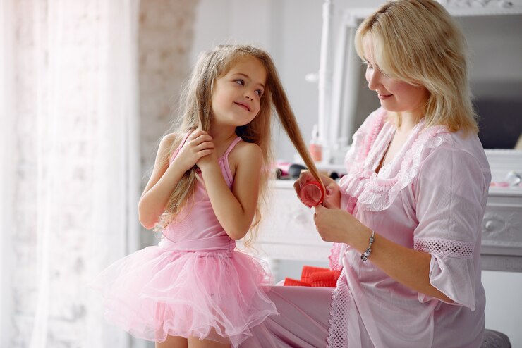 Photo gratuit maman et fille à la maison avec des bigoudis sur la tête