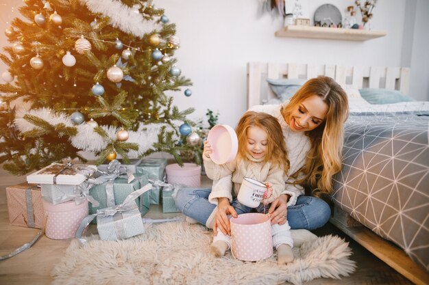 maman et fille ouvrant des cadeaux