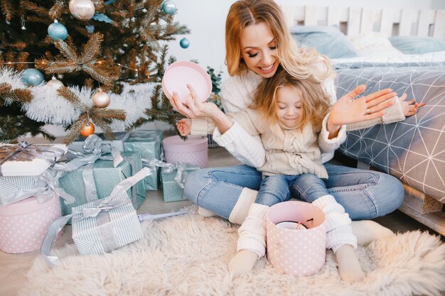 maman et fille ouvrant des cadeaux