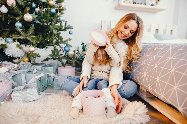 maman et fille ouvrant des cadeaux