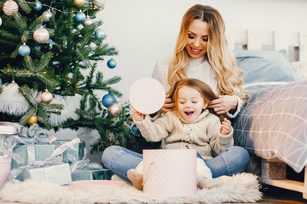 maman et fille ouvrant des cadeaux