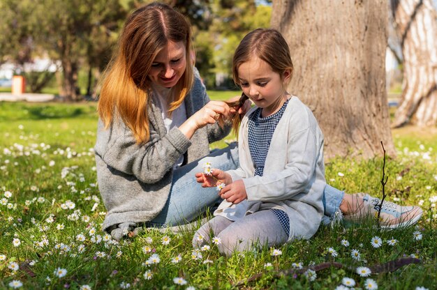 Maman, fille, regarder, fleurs