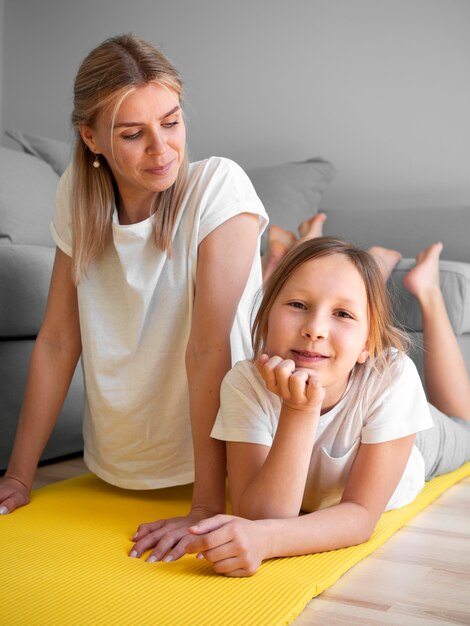 Maman et fille s'étirant ensemble