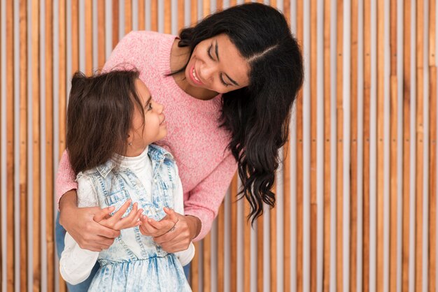 Maman et fille se regardant